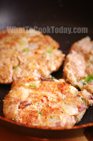 DOUBLE TUNA BURGERS WITH AVOCADO AND CORN DOUBLE TUNA BURGERS WITH AVOCADO AND CORN