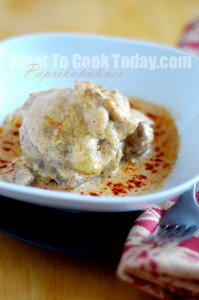 CHICKEN WITH PAPRIKA-SOUR CREAM SAUCE/PAPRIKAHUHNER