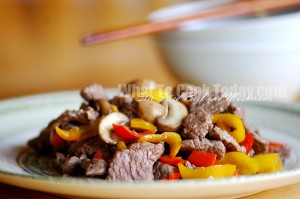 STIR-FRIED BEEF AND MUSHROOMS