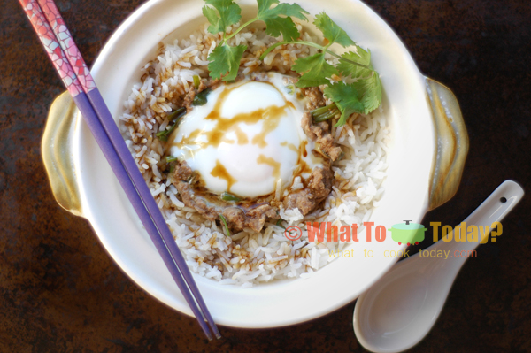 BEEF AND PICKLED VEGETABLE RICE IN A CLAY POT