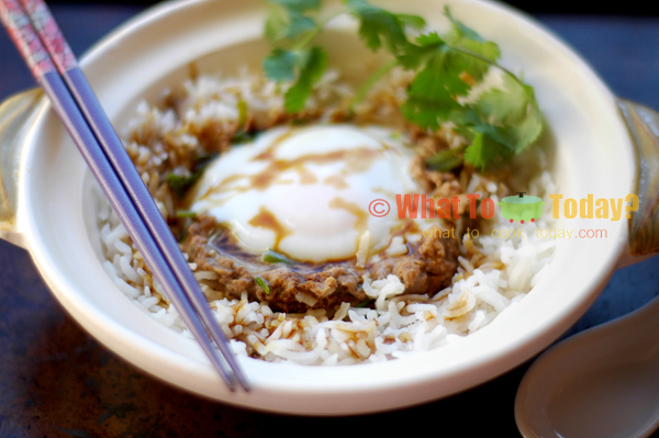 BEEF AND PICKLED VEGETABLE RICE IN A CLAY POT