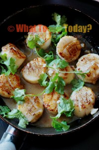 30-MINUTE MEALS: PAN-FRIED SCALLOPS WITH SWEET CHILLI RICE AND GREENS