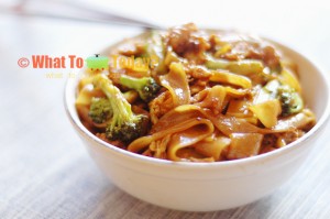 STIR-FRIED NOODLES WITH PORK AND SOY SAUCE/ PHAT SI EW