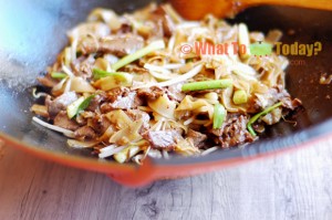 BEEF CHOW FUN / CANTONESE-STYLE STIR-FRIED RICE NOODLES WITH BEEF