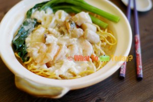 CRISPY NOODLES AND SEAFOOD CLAYPOT