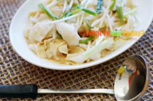 SAN LAU HOR FUN / CANTONESE-STYLE FLAT RICE NOODLES WITH FISH AND BEAN SPROUTS