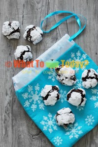 SNOW-COVERED CHOCOLATE COOKIES
