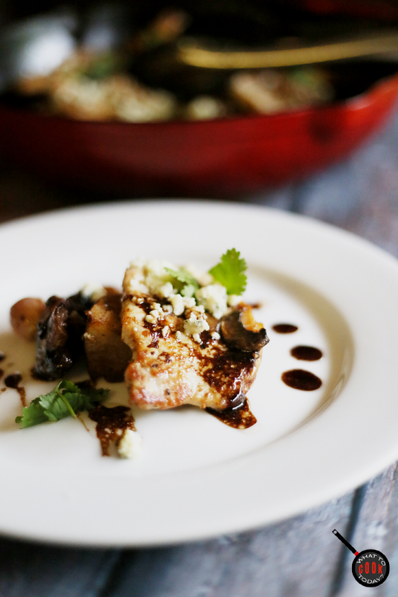PORK CHOPS WITH BALSAMIC VINEGAR AND GORGONZOLA CHEESE