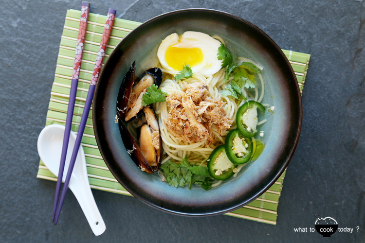 Crabs and mussels ramen with truffle broth. Feels so luxurious yet not complicated to make. I Love truffle !!