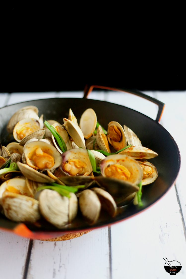 Stir-fried clams with ginger and garlic