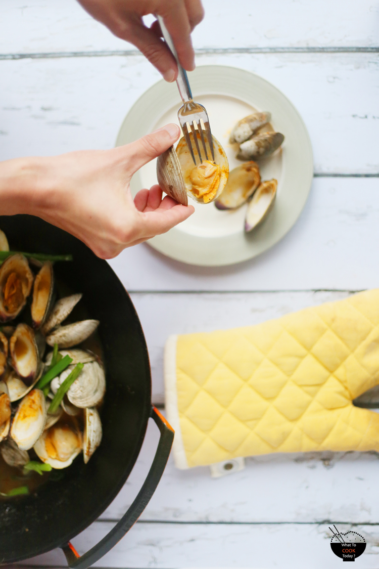 Stir-fried clams with ginger and garlic