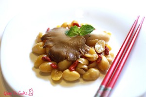 STIR FRY ABALONE MUSHROOM WITH GINKGO NUTS AND WOLFBERRIES