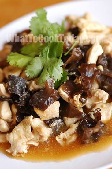 CHICKEN WITH WOOD EAR MUSHROOM 