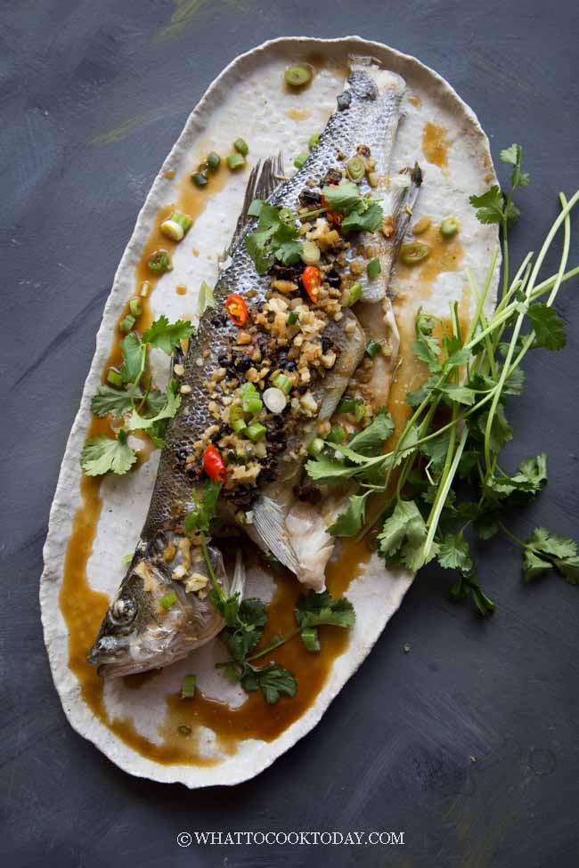 https://whattocooktoday.com/wp-content/uploads/2011/06/steamed-fish-with-black-beans-5.jpg