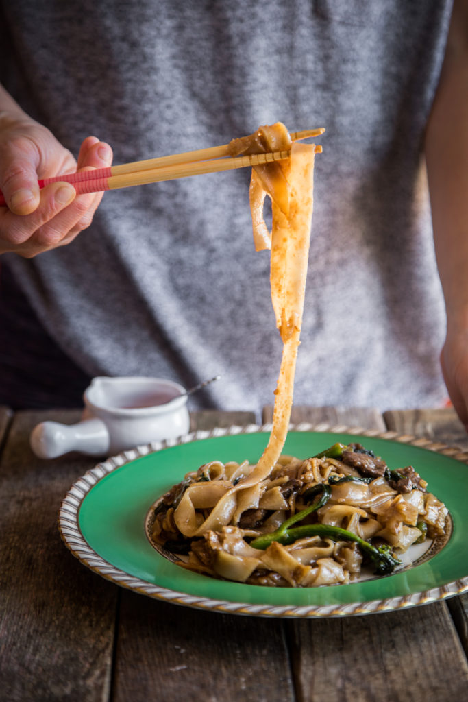 Kwe Tiau Radna (Thai Stirfried Flat Rice Noodles with Gravy)