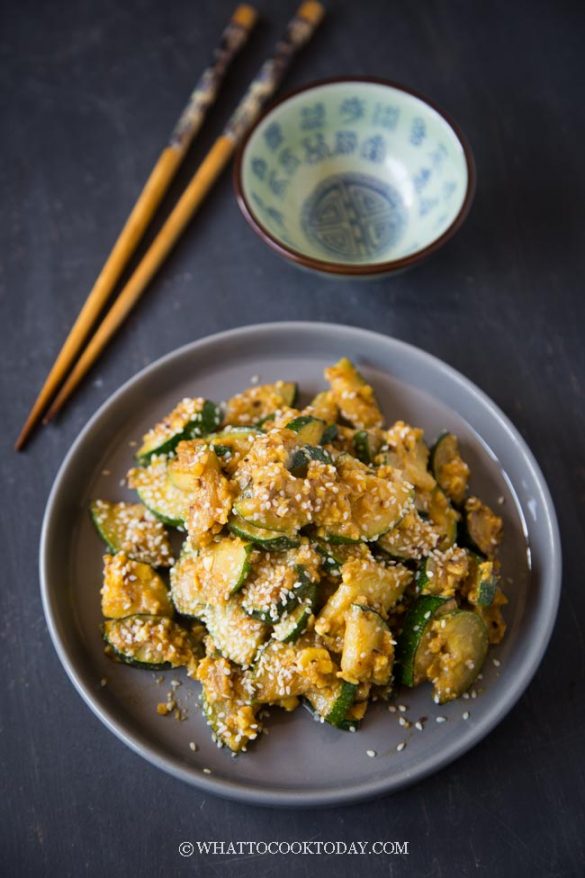 Stirfried Zucchini with Salted Egg Yolks (黃 沙 炒小南瓜)