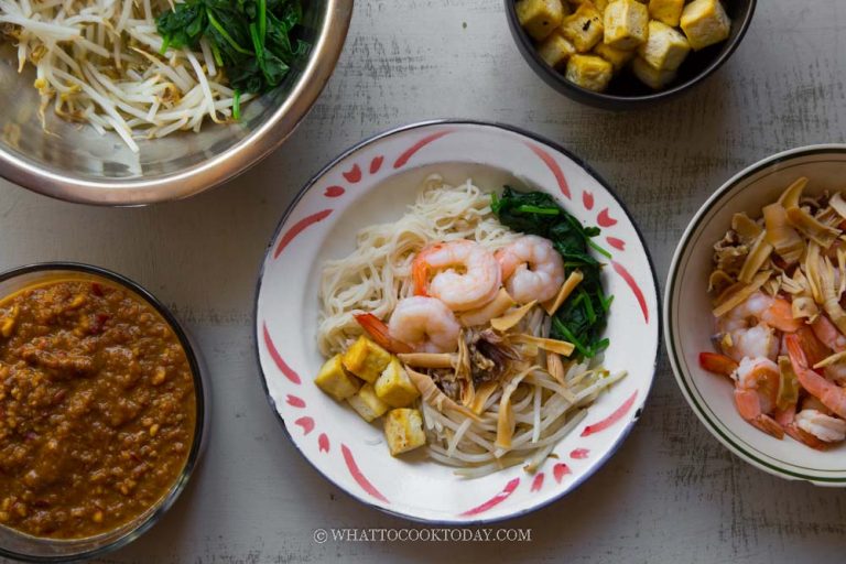 Singapore Satay Bee hoon (Rice Noodles with Peanut Sauce)