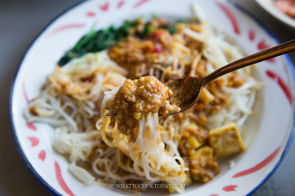 Singapore Satay Bee hoon (Rice Noodles with Peanut Sauce)