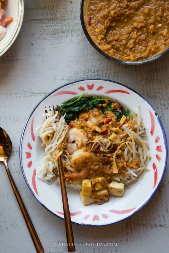 Singapore Satay Bee hoon (Rice Noodles with Peanut Sauce)