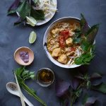 let lækker bolle Rieu Cua (Vietnamesisk Krabbe nudelsuppe)