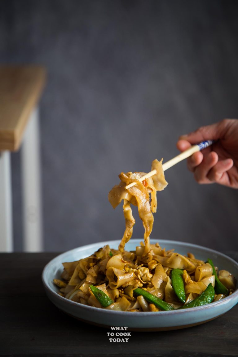 Easy and Quick Stirfried Flat Rice Noodles with Chili Bean Sauce