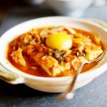 Koreansk blød tofu med kimchi gryderet (Soondubu Jjigae)