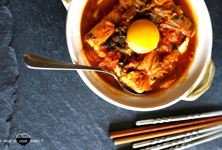 Koreansk blød tofu med kimchi gryderet (Soondubu Jjigae)