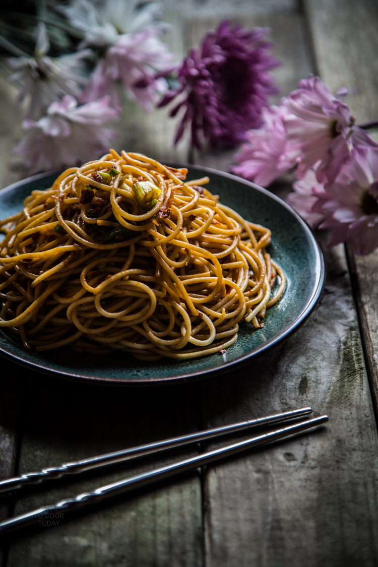 How to make Super simple spicy and tangy noodles. Delicious easy one pan Asian noodle recipe that take you less than 20 minutes from start to finish. Click through for full recipe and step by step instructions