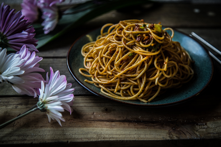 How to make Super simple spicy and tangy noodles. Delicious easy one pan Asian noodle recipe that take you less than 20 minutes from start to finish. Click through for full recipe and step by step instructions