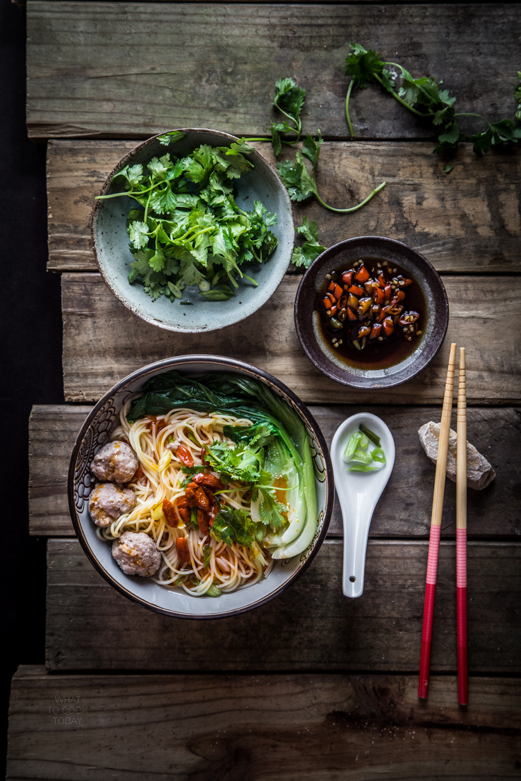 Einfache luftige asiatische Nudelsuppe mit Schweinefleischbällchen