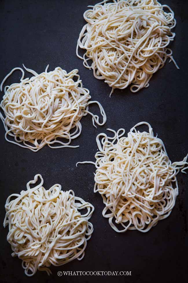 Fideos chinos al huevo caseros (cortados a máquina o con las manos)