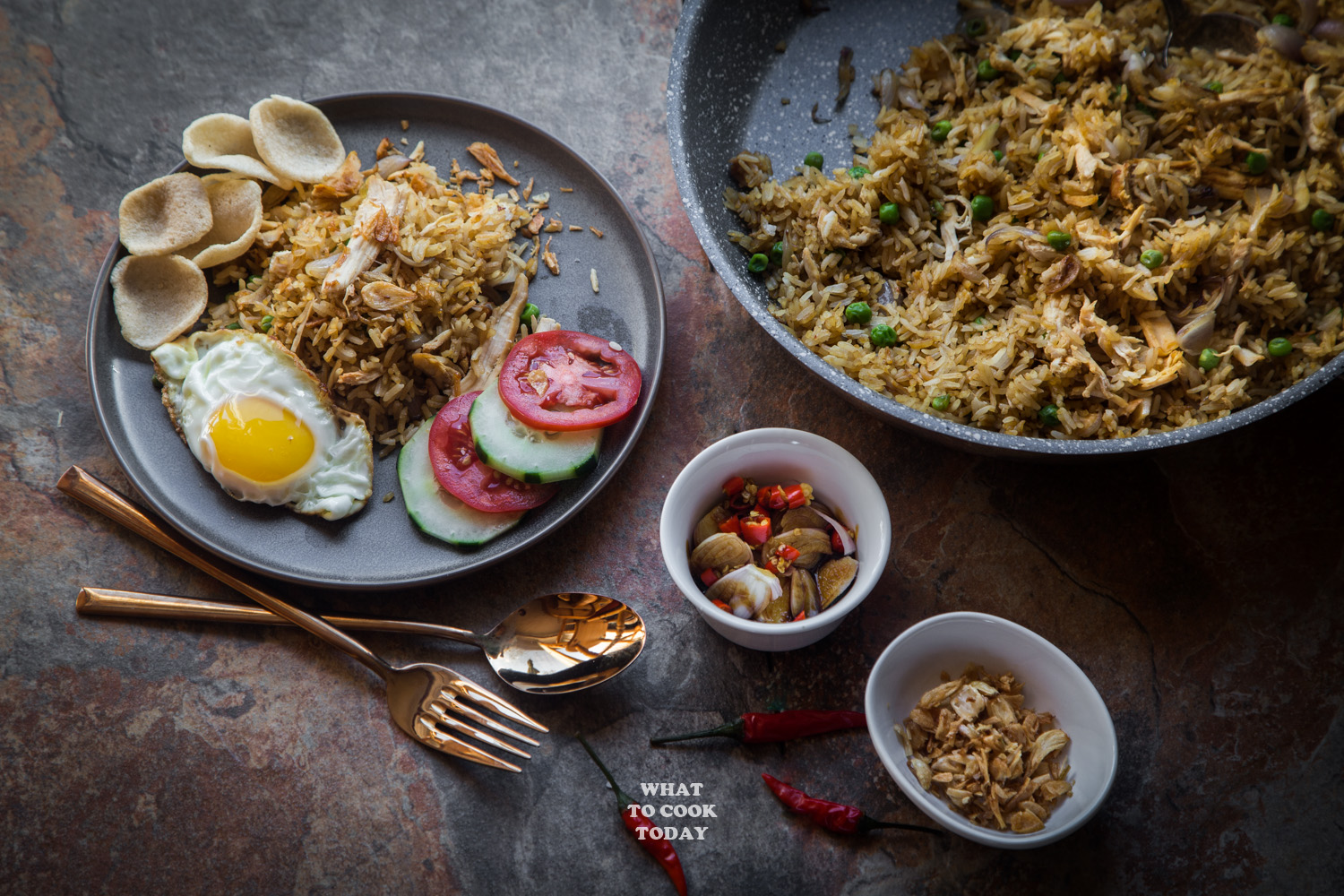 Hoe maak ik goede Indonesische nasi goreng (gebakken rijst)