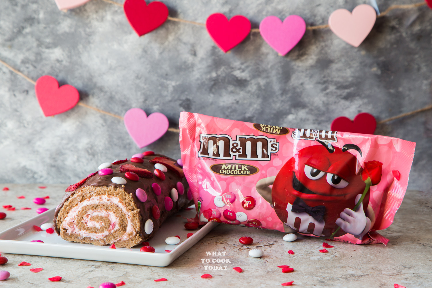 Strawberry Chocolate Swiss Roll#ad #sendsweetness #valentinesdaygift 