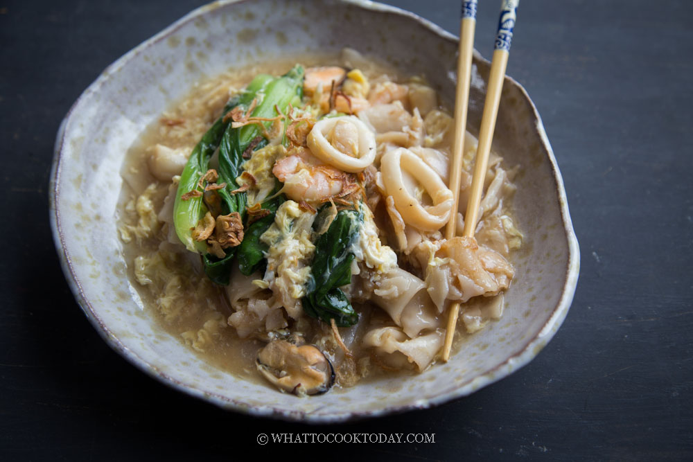 Wat Tan Hor (Cantonese Fried Flat Rice Noodles with Egg Gravy)