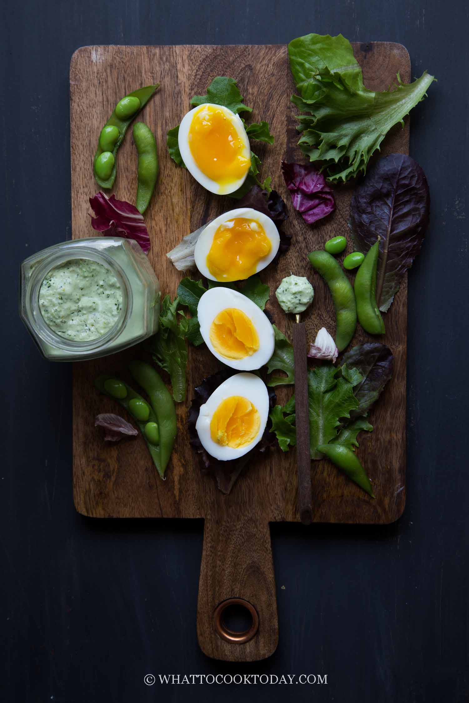 Huevos cocidos en 7 minutos con aderezo cremoso de edamame