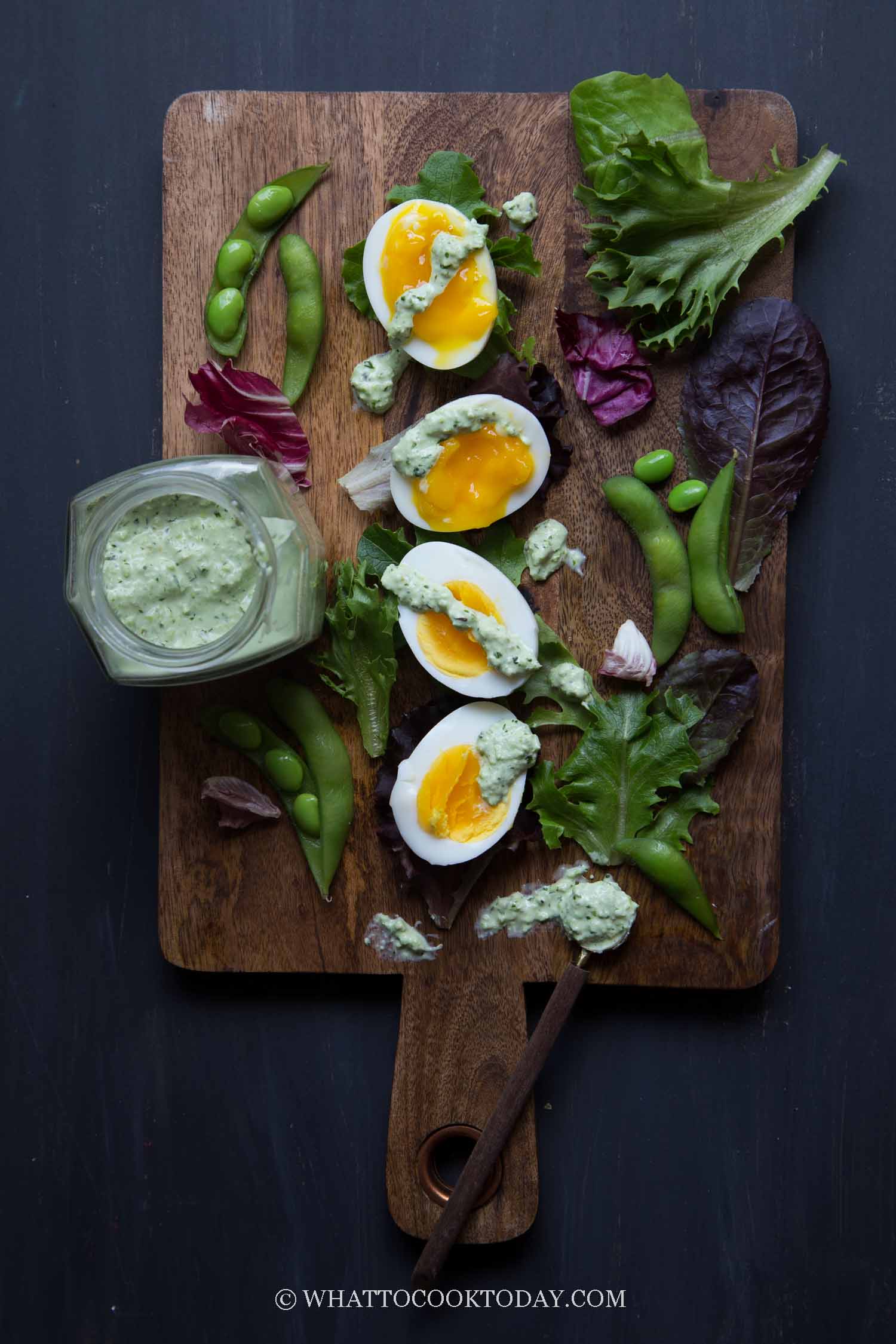 Huevos pasados por agua en 7 minutos con aderezo cremoso de edamame