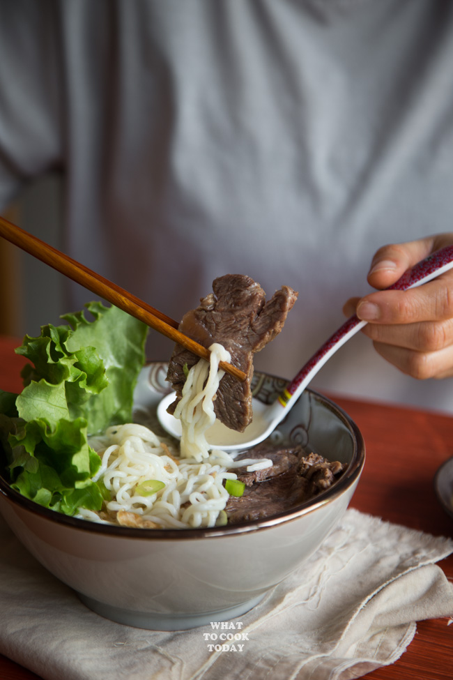 Soupe de nouilles de jarret de bœuf à l'autocuiseur