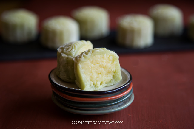 Easy Pandan Mochi Mooncake with Custard Filling (Snow Skin ...