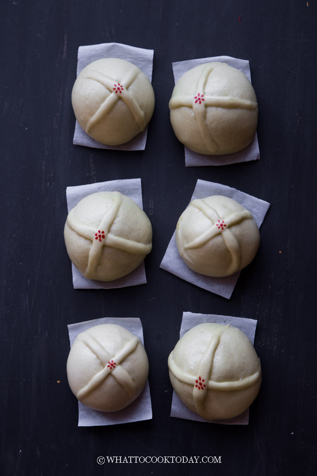 Easy Steamed Pandan Hot Cross Buns