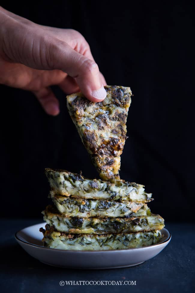 Kanom Gui Chai Tod (Thai Pan-fried Chive Cakes)