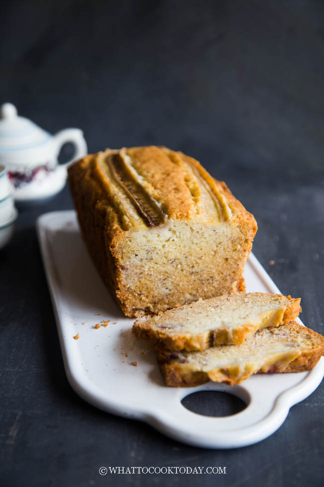 No-Fuss Healthier Soft, Fluffy, and Moist Banana Cake (Using Oil)