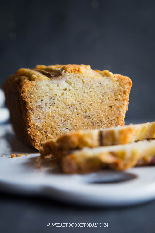 No-Fuss Healthier Soft, Fluffy, and Moist Banana Cake (Using Oil)