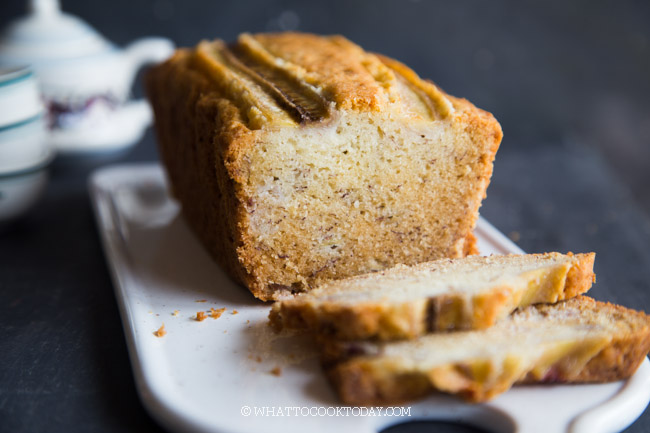 No-Fuss Healthier Soft, Fluffy, and Moist Banana Cake (Using Oil)