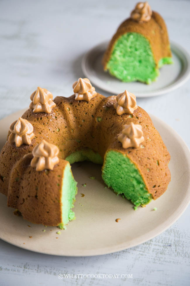 Have finally perfected my chiffon cakes! This is a pandan chiffon cake :) :  r/Baking