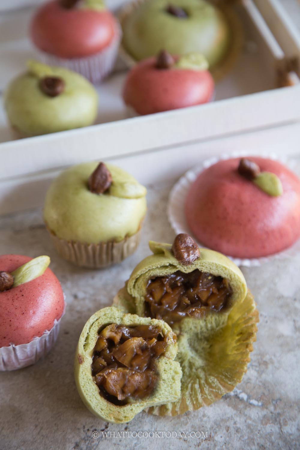 Apple Shaped Steamed Buns (with Apple Pie Filling)
