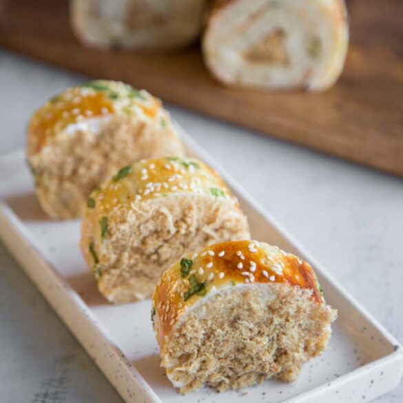 Meat Floss Scallion Bread Roll (Roti Abon Gulung)