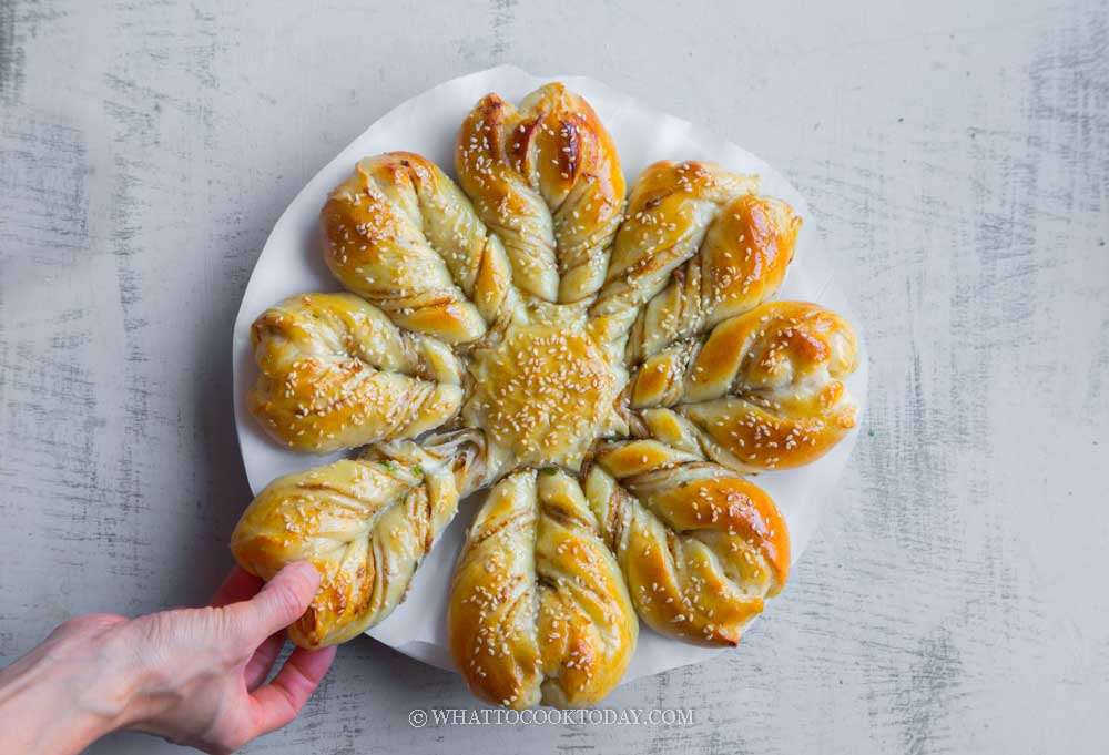 Pork Floss Scallion Snow Flake Pull-Apart Bread