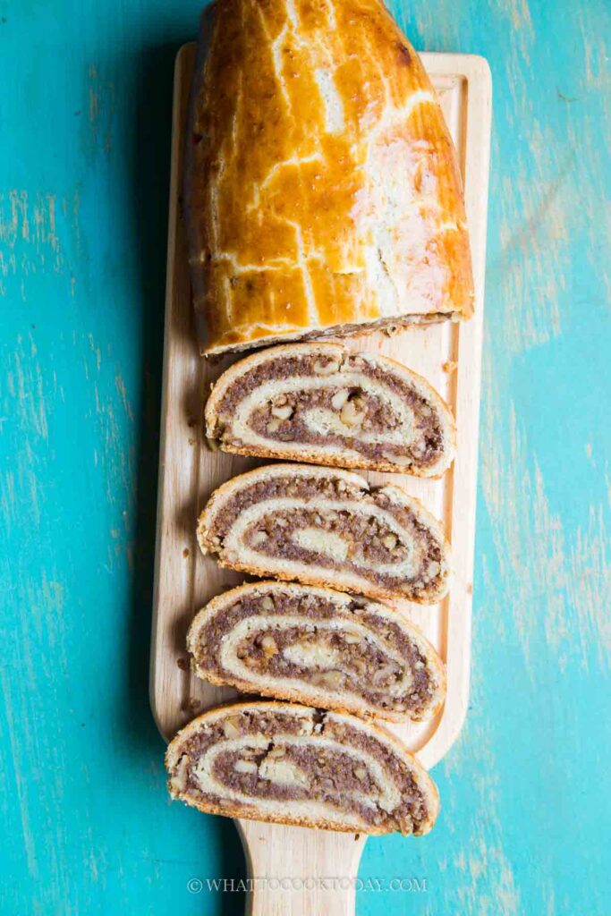 Dios Beigli/Bejgli (Hungarian Walnut Pastry Rolls)