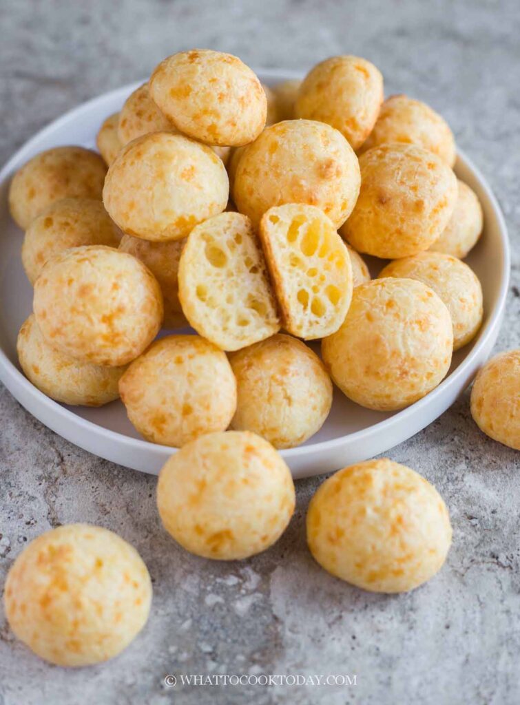 Brazilian Cheese Bread/Puffs (Pão de Queijo)