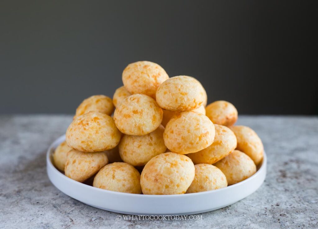 Brazilian Cheese Bread/Puffs (Pão de Queijo)